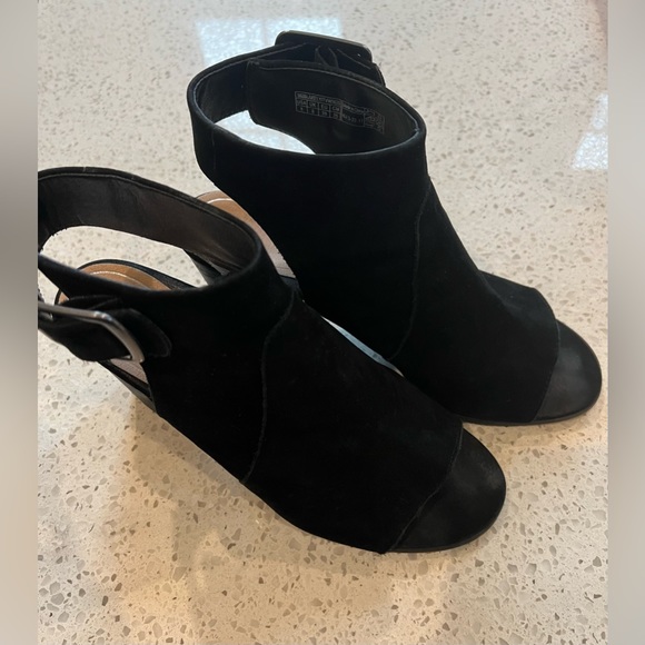 VIONIC Blakley Black Open Toe Sandal Block Heel with Concealed Orthotics. Size 8 - Picture 2 of 9